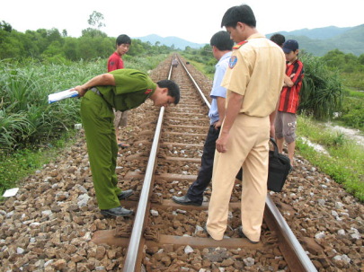 Tàu lửa cán chết một học sinh